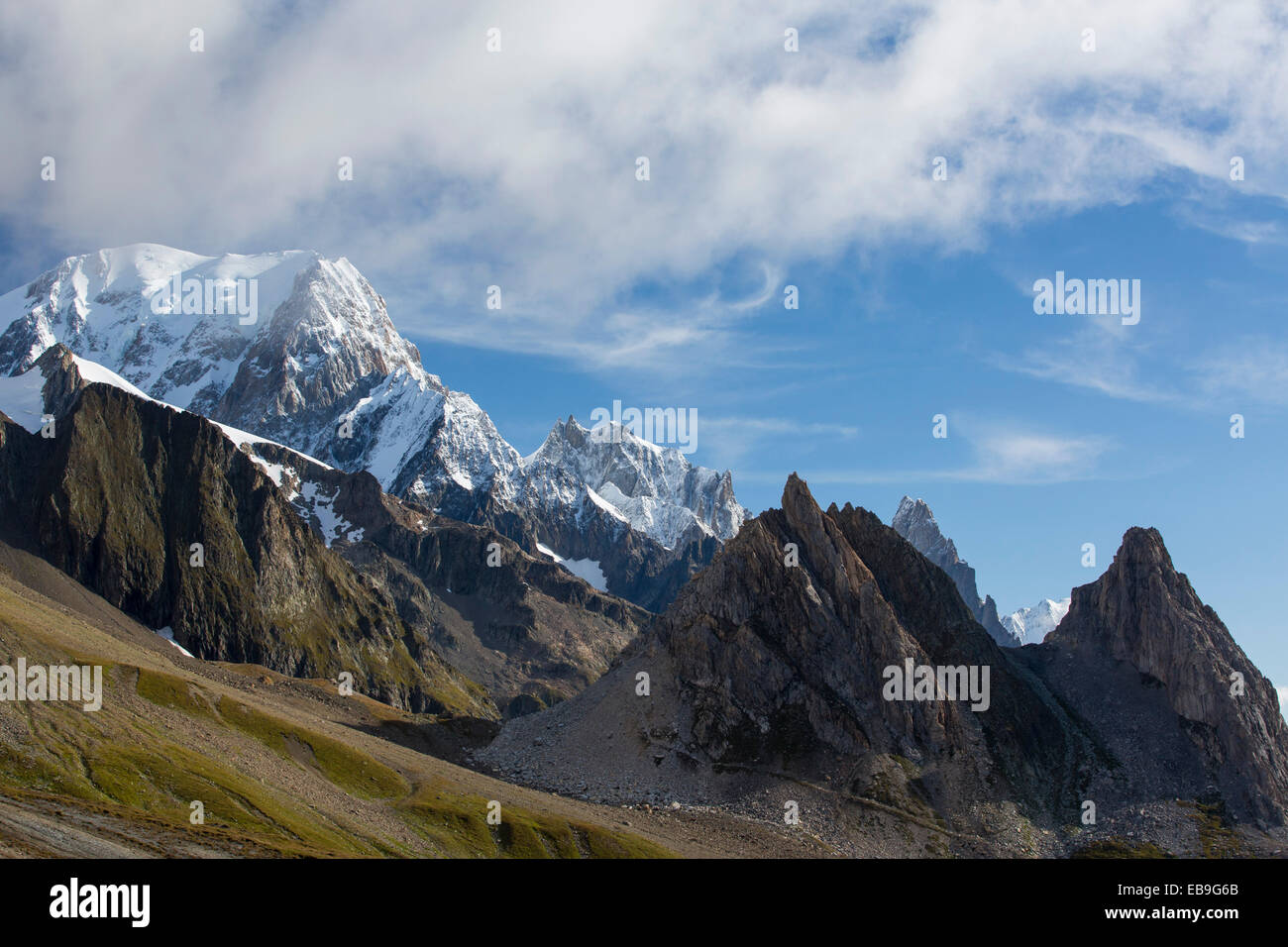 Mit Blick auf Mont Blanc und Mont Blanc du Courmayeur vom Col De La Seigne, auf die Tour de Mont Blanc, mit Les Pyramides Calcaires im Vordergrund. Stockfoto