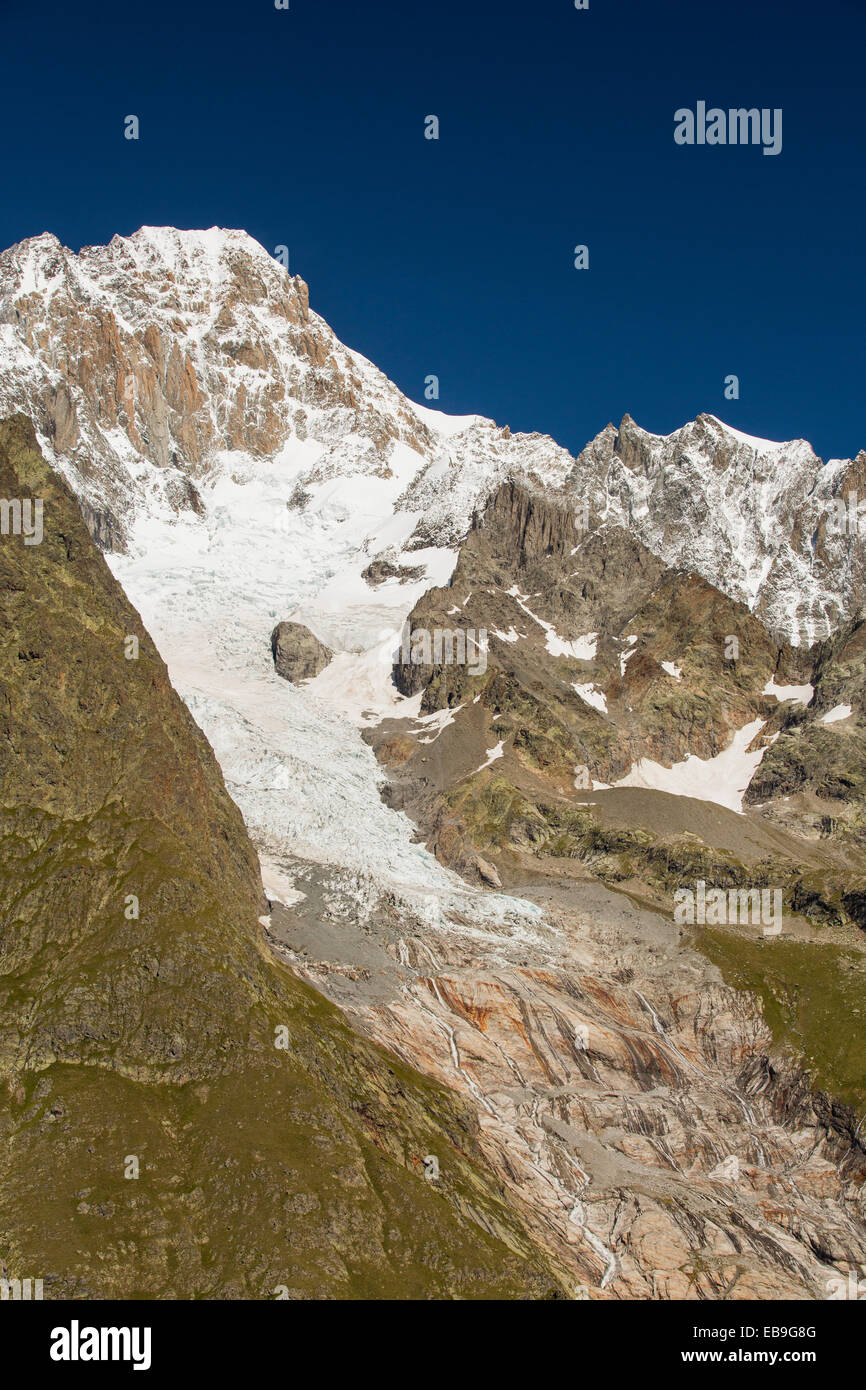 Die rasch sich zurückziehenden Gletscher De La Lex Blanche auf die Aiguille De Tre La tête in den italienischen Alpen auf der Tour Du Mont Blanc. Stockfoto