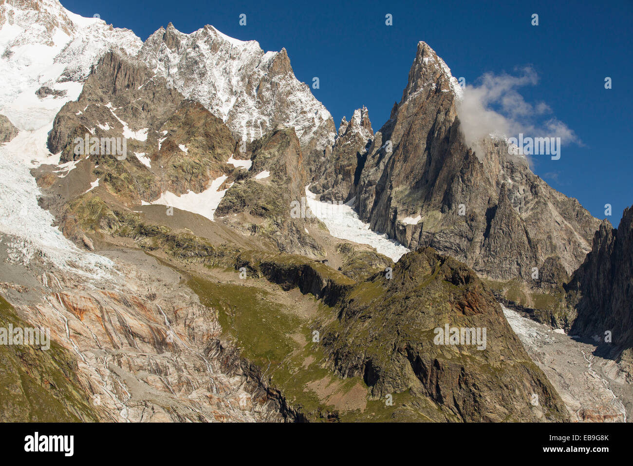Blick in Richtung Les Pyramides Calcaires unterhalb Mont Blanc und Mont Blanc du Courmayeur. Stockfoto