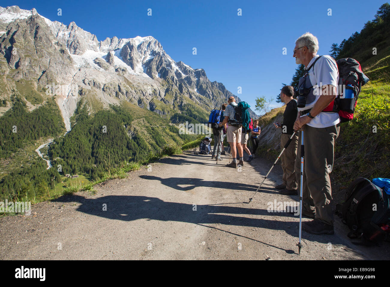 Wanderer die Tour du Mont Blanc auf Mont De La Saxe über Courmayeur in Italien zu tun. Stockfoto Wanderer die Tour du Mont Blanc auf Mont De La Saxe über Courmayeur in Italien zu tun. Stockfoto