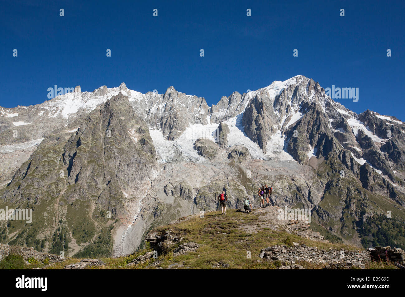 Wanderer machen die Tour du Mont Blanc auf Mont De La Saxe über Courmayeur in Italien, Blick auf den Dent Du Geant Stockfoto Wanderer machen die Tour du Mont Blanc auf Mont De La Saxe über Courmayeur in Italien, Blick auf den Dent Du Geant Stockfoto