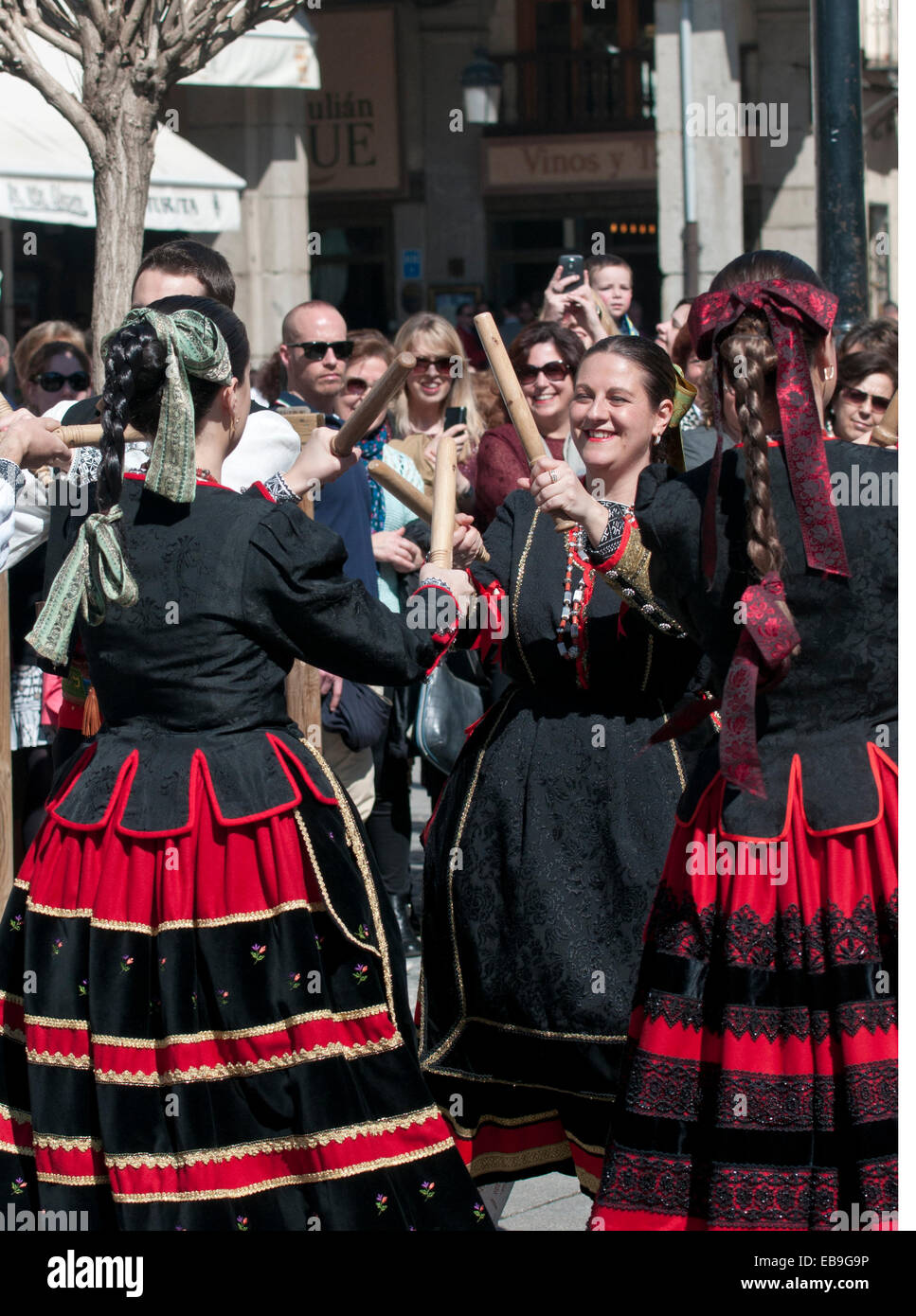 Spanische Volkstänzer mit Stöcken in der antiken römischen Stadt Segovia, Spanien. Stockfoto