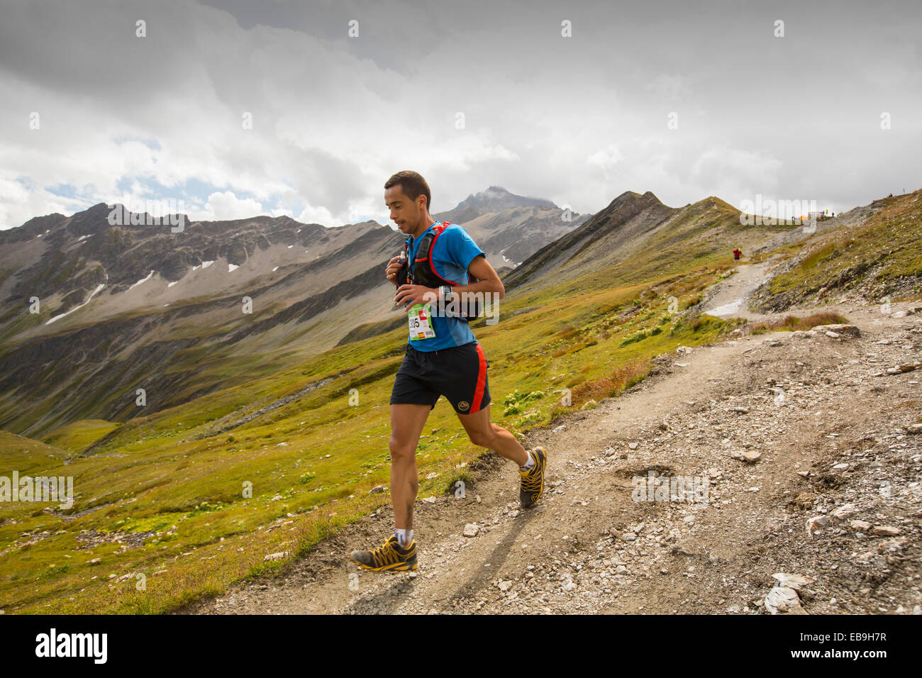 Berg Racer Unternehmen die Ultra tour du Montblanc ein Bergmarathon mit einem Abstand von 166 km, mit einer totalen Höhe g Stockfoto Berg Racer Unternehmen die Ultra tour du Montblanc ein Bergmarathon mit einem Abstand von 166 km, mit einer totalen Höhe g Stockfoto