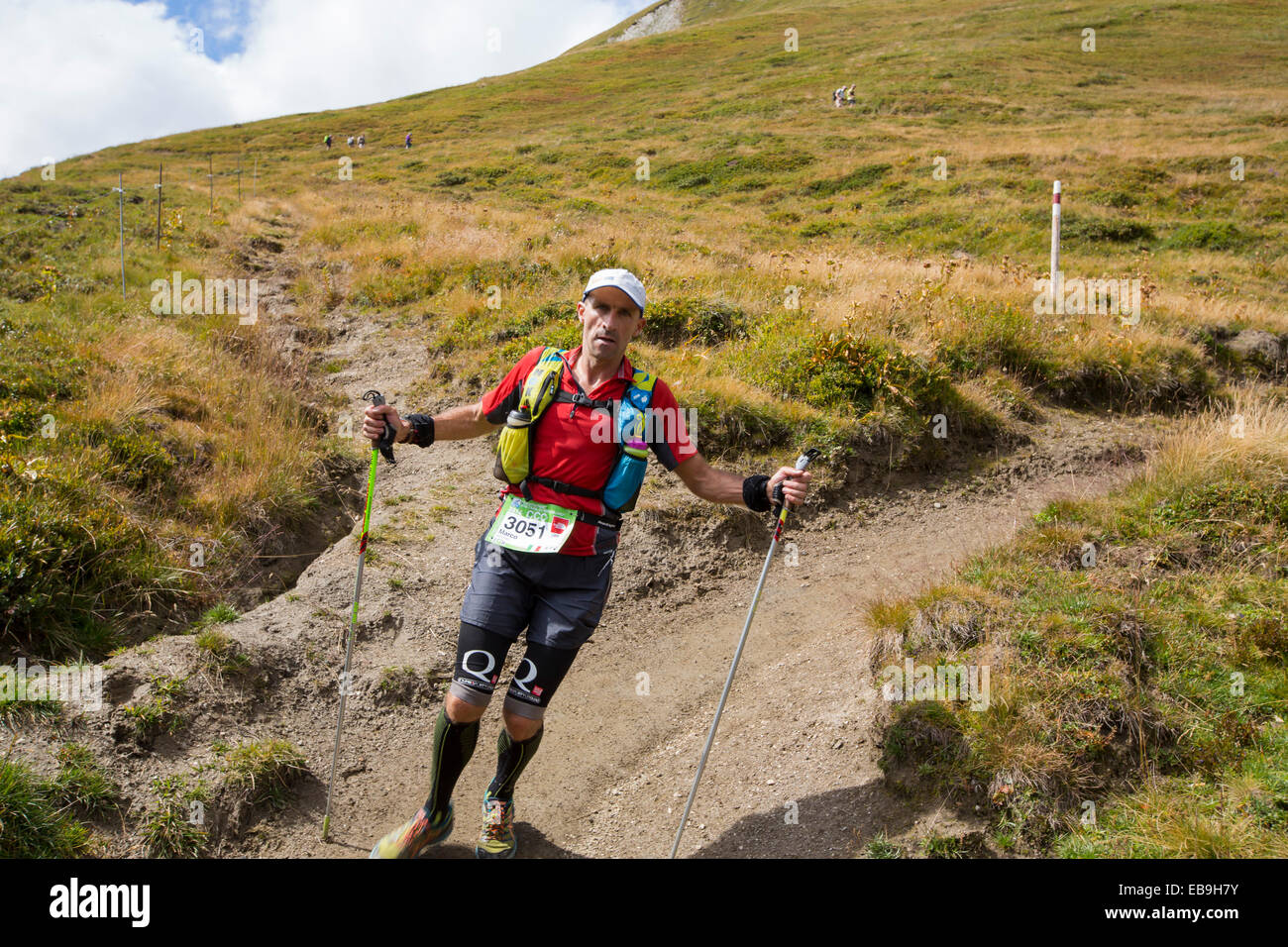 Berg Racer Unternehmen die Ultra tour du Montblanc ein Bergmarathon mit einem Abstand von 166 km, mit einer gesamten Höhenunterschied von rund 9.600 m. Die schnellsten Läufer werden in weniger als 24 Stunden ausgeführt. Hier steigen die Rennfahrer den Grand Col Ferret in die Schweiz. Stockfoto Berg Racer Unternehmen die Ultra tour du Montblanc ein Bergmarathon mit einem Abstand von 166 km, mit einer gesamten Höhenunterschied von rund 9.600 m. Die schnellsten Läufer werden in weniger als 24 Stunden ausgeführt. Hier steigen die Rennfahrer den Grand Col Ferret in die Schweiz. Stockfoto