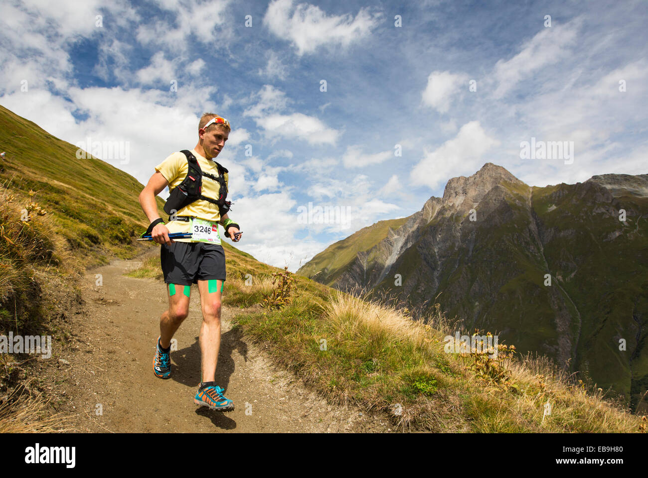 Berg Racer Unternehmen die Ultra tour du Montblanc ein Bergmarathon mit einem Abstand von 166 km, mit einer gesamten Höhenunterschied von rund 9.600 m. Die schnellsten Läufer werden in weniger als 24 Stunden ausgeführt. Hier steigen die Rennfahrer den Grand Col Ferret in die Schweiz. Stockfoto Berg Racer Unternehmen die Ultra tour du Montblanc ein Bergmarathon mit einem Abstand von 166 km, mit einer gesamten Höhenunterschied von rund 9.600 m. Die schnellsten Läufer werden in weniger als 24 Stunden ausgeführt. Hier steigen die Rennfahrer den Grand Col Ferret in die Schweiz. Stockfoto