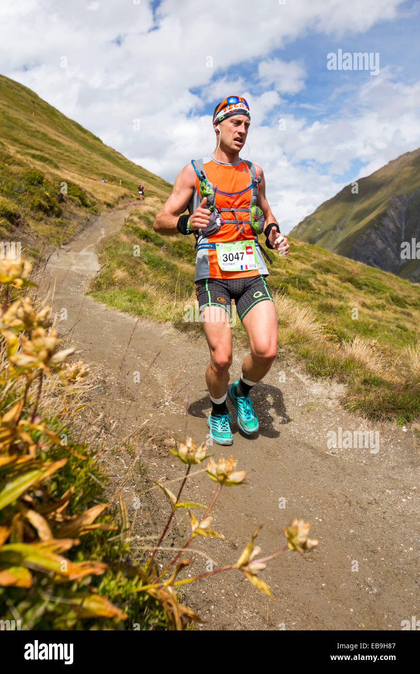 Berg Racer Unternehmen die Ultra tour du Montblanc ein Bergmarathon mit einem Abstand von 166 km, mit einer gesamten Höhenunterschied von rund 9.600 m. Die schnellsten Läufer werden in weniger als 24 Stunden ausgeführt. Hier steigen die Rennfahrer den Grand Col Ferret in die Schweiz. Stockfoto Berg Racer Unternehmen die Ultra tour du Montblanc ein Bergmarathon mit einem Abstand von 166 km, mit einer gesamten Höhenunterschied von rund 9.600 m. Die schnellsten Läufer werden in weniger als 24 Stunden ausgeführt. Hier steigen die Rennfahrer den Grand Col Ferret in die Schweiz. Stockfoto