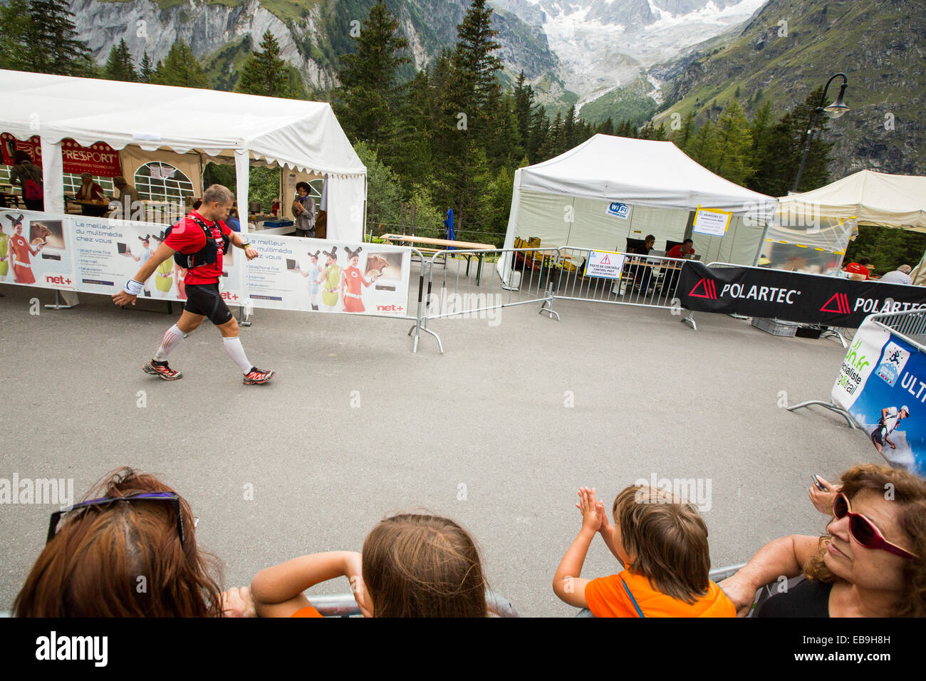 Berg Racer Unternehmen die Ultra tour du Montblanc ein Bergmarathon mit einem Abstand von 166 km, mit einer gesamten Höhenunterschied von rund 9.600 m. Die schnellsten Läufer werden in weniger als 24 Stunden ausgeführt. Hier betreten sie einen Checkpoint in la Fouly, Stockfoto Berg Racer Unternehmen die Ultra tour du Montblanc ein Bergmarathon mit einem Abstand von 166 km, mit einer gesamten Höhenunterschied von rund 9.600 m. Die schnellsten Läufer werden in weniger als 24 Stunden ausgeführt. Hier betreten sie einen Checkpoint in la Fouly, Stockfoto