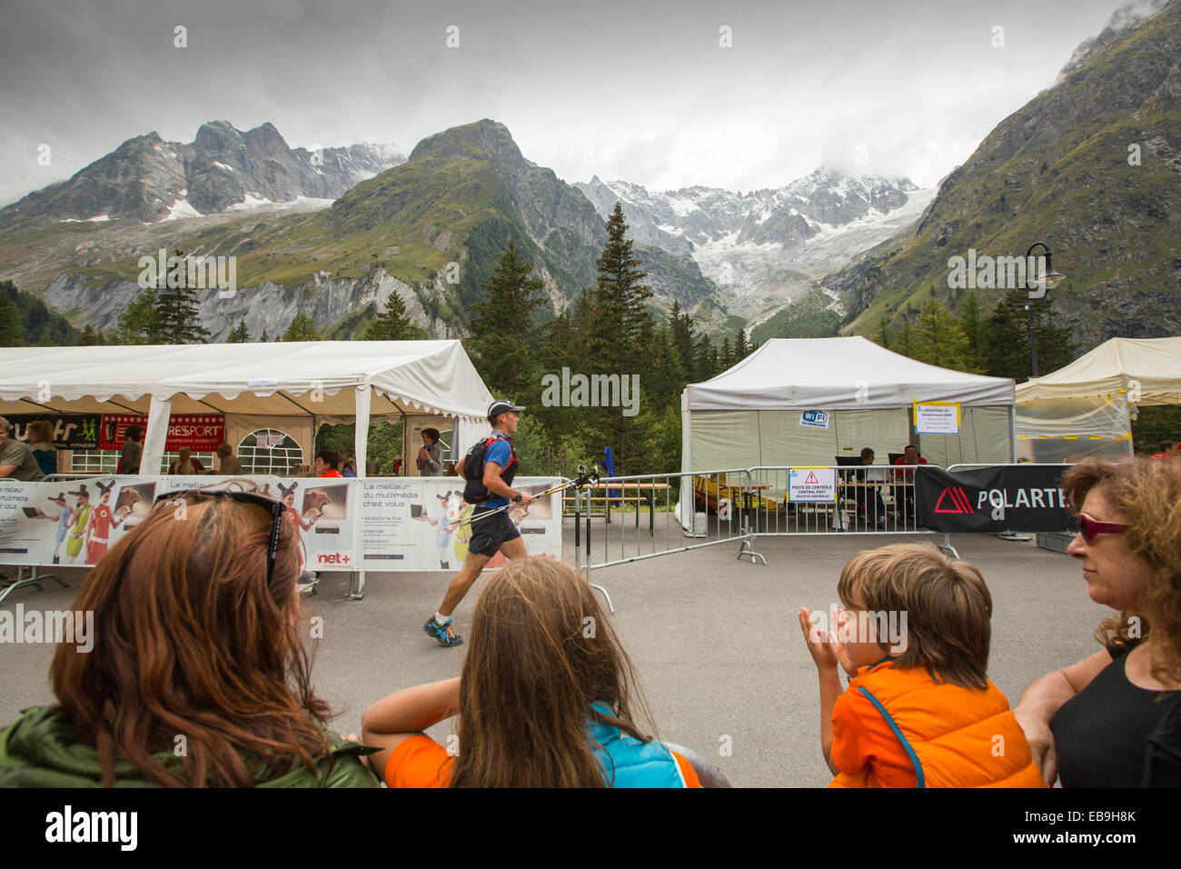 Berg Racer Unternehmen die Ultra tour du Montblanc ein Bergmarathon mit einem Abstand von 166 km, mit einer gesamten Höhenunterschied von rund 9.600 m. Die schnellsten Läufer werden in weniger als 24 Stunden ausgeführt. Hier betreten sie einen Checkpoint in la Fouly, Stockfoto Berg Racer Unternehmen die Ultra tour du Montblanc ein Bergmarathon mit einem Abstand von 166 km, mit einer gesamten Höhenunterschied von rund 9.600 m. Die schnellsten Läufer werden in weniger als 24 Stunden ausgeführt. Hier betreten sie einen Checkpoint in la Fouly, Stockfoto