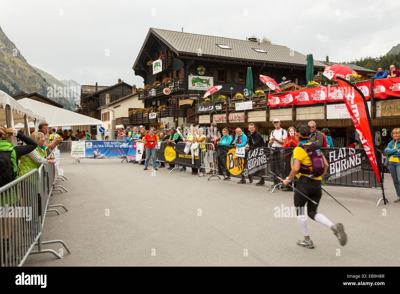 Berg Racer Unternehmen die Ultra tour du Montblanc ein Bergmarathon mit einem Abstand von 166 km, mit einer gesamten Höhenunterschied von rund 9.600 m. Die schnellsten Läufer werden in weniger als 24 Stunden ausgeführt. Hier betreten sie einen Checkpoint in la Fouly, Stockfoto Berg Racer Unternehmen die Ultra tour du Montblanc ein Bergmarathon mit einem Abstand von 166 km, mit einer gesamten Höhenunterschied von rund 9.600 m. Die schnellsten Läufer werden in weniger als 24 Stunden ausgeführt. Hier betreten sie einen Checkpoint in la Fouly, Stockfoto