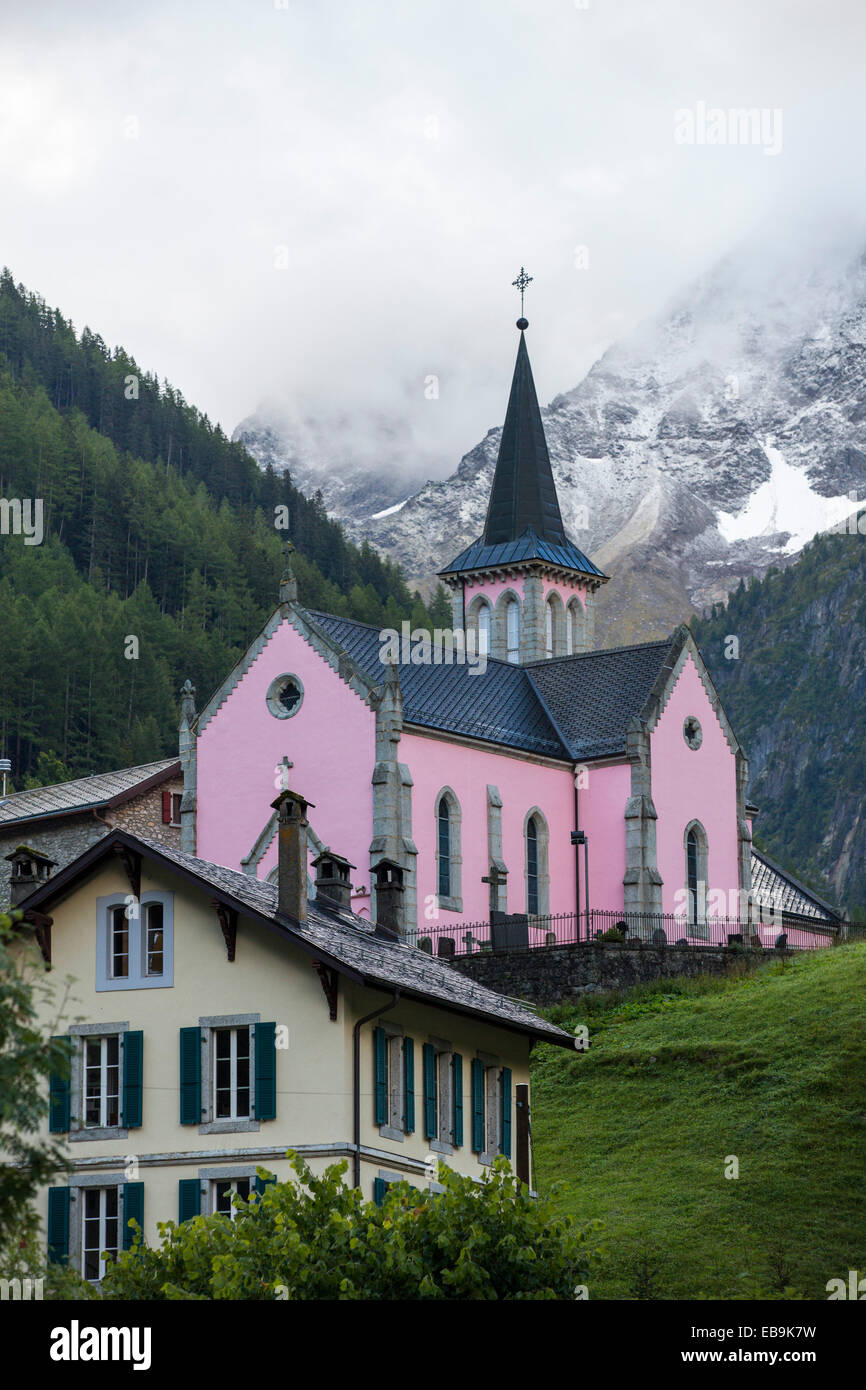 Die rosa Kirche in Trient in den Schweizer Alpen. Stockfoto