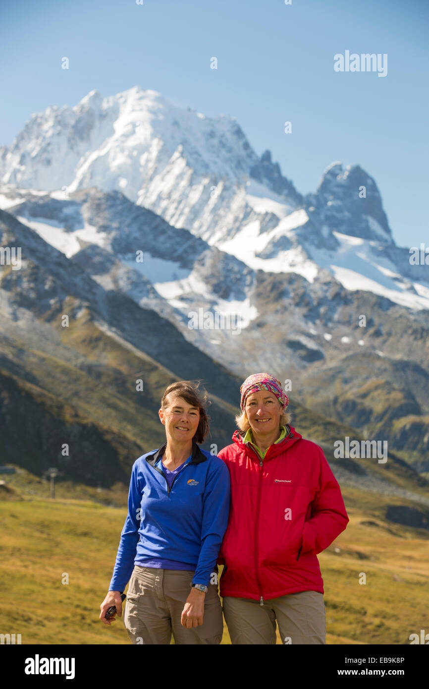 Aiguille Verte und Les Drus in der Mont-Blanc-massiv über Chamonix, Französische Alpen, mit Wanderer die Tour du Montblanc auf den Col de Balme zu tun. Stockfoto Aiguille Verte und Les Drus in der Mont-Blanc-massiv über Chamonix, Französische Alpen, mit Wanderer die Tour du Montblanc auf den Col de Balme zu tun. Stockfoto