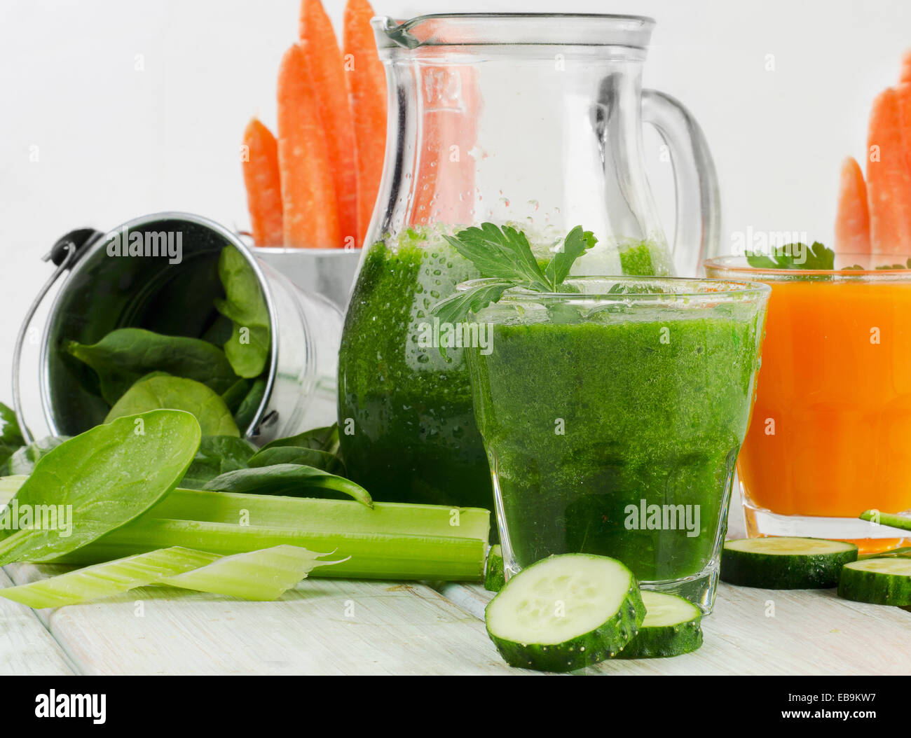 Gesunde Gemüse Smoothie und Saft.  Selektiven Fokus Stockfoto