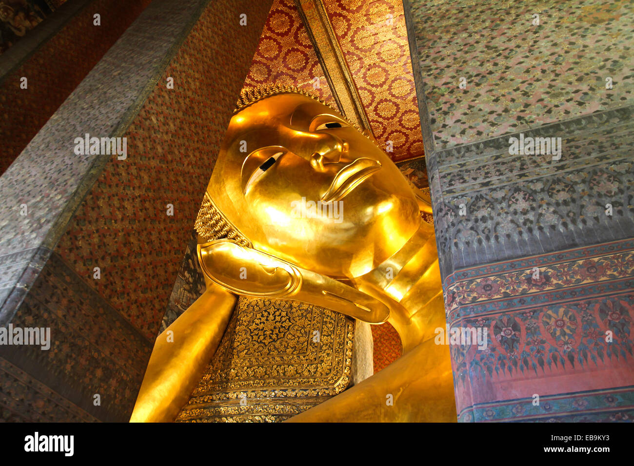 Liegender Buddha gold-Statue, Wat Pho, Bangkok, Thailand. Stockfoto