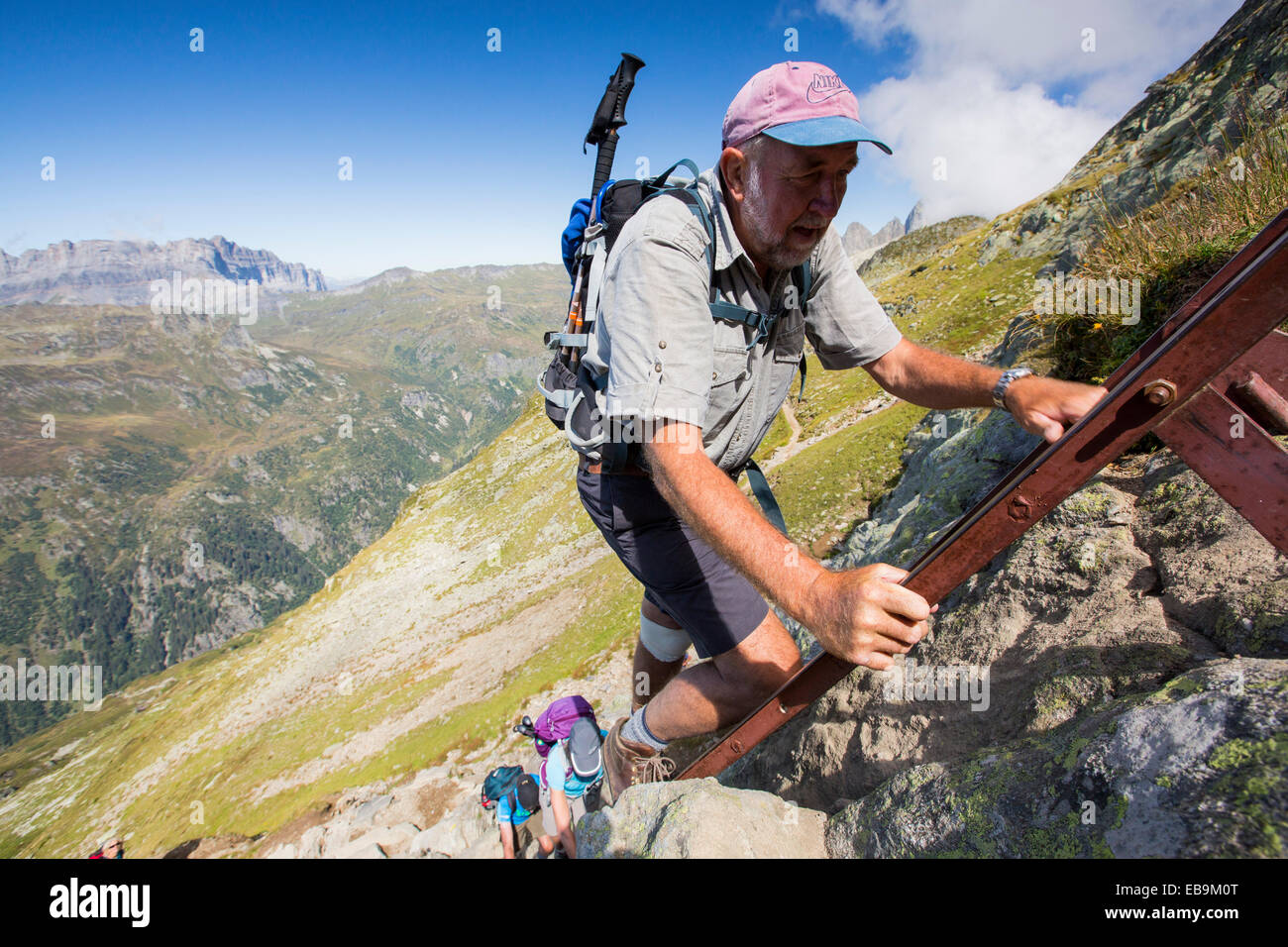 Wanderer, aufsteigender Leitern auf die Aiguille Rouge über Chamonix, Frankreich. Stockfoto