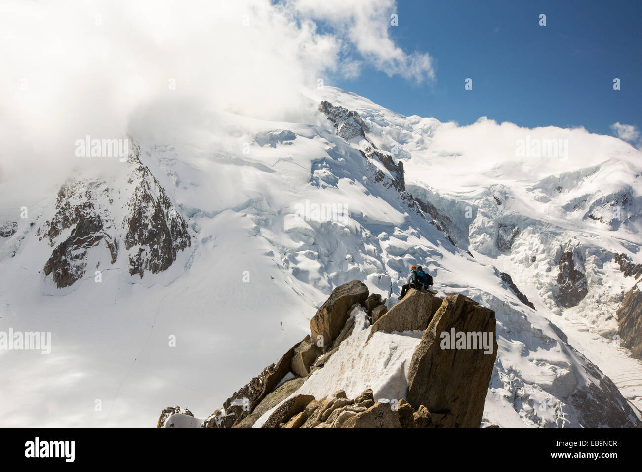 Mont Blanc von der Aiguille Du Midi über Chamonix, Frankreich mit Bergsteiger auf der Cosmiques Arete. Stockfoto