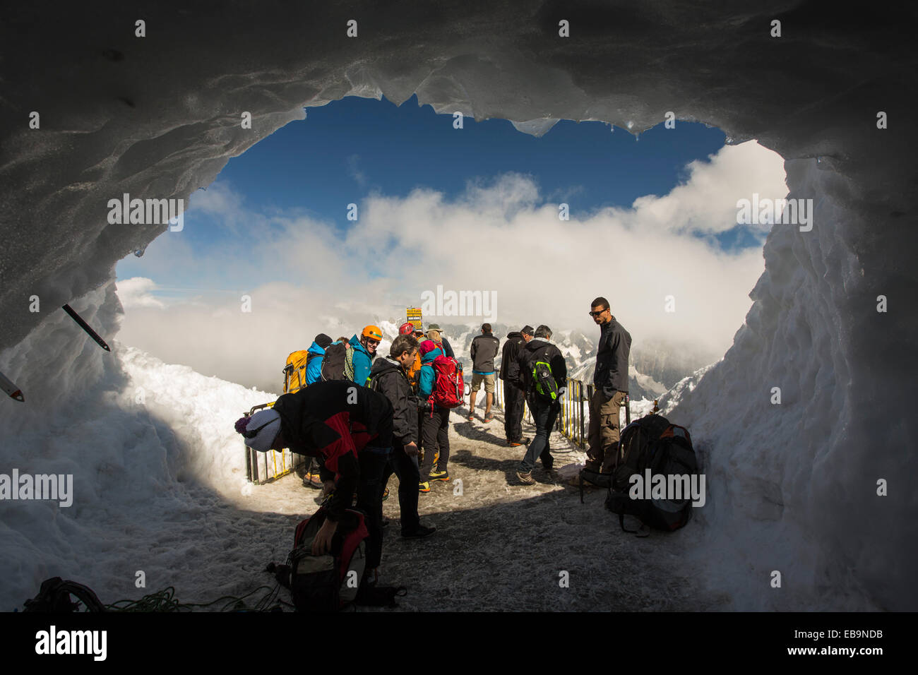 Die Aiguille Du Midi über Chamonix, Frankreich mit Kletterer zu Arete auf die Mer Du Glace und Vallee Blanche hinunter. Stockfoto