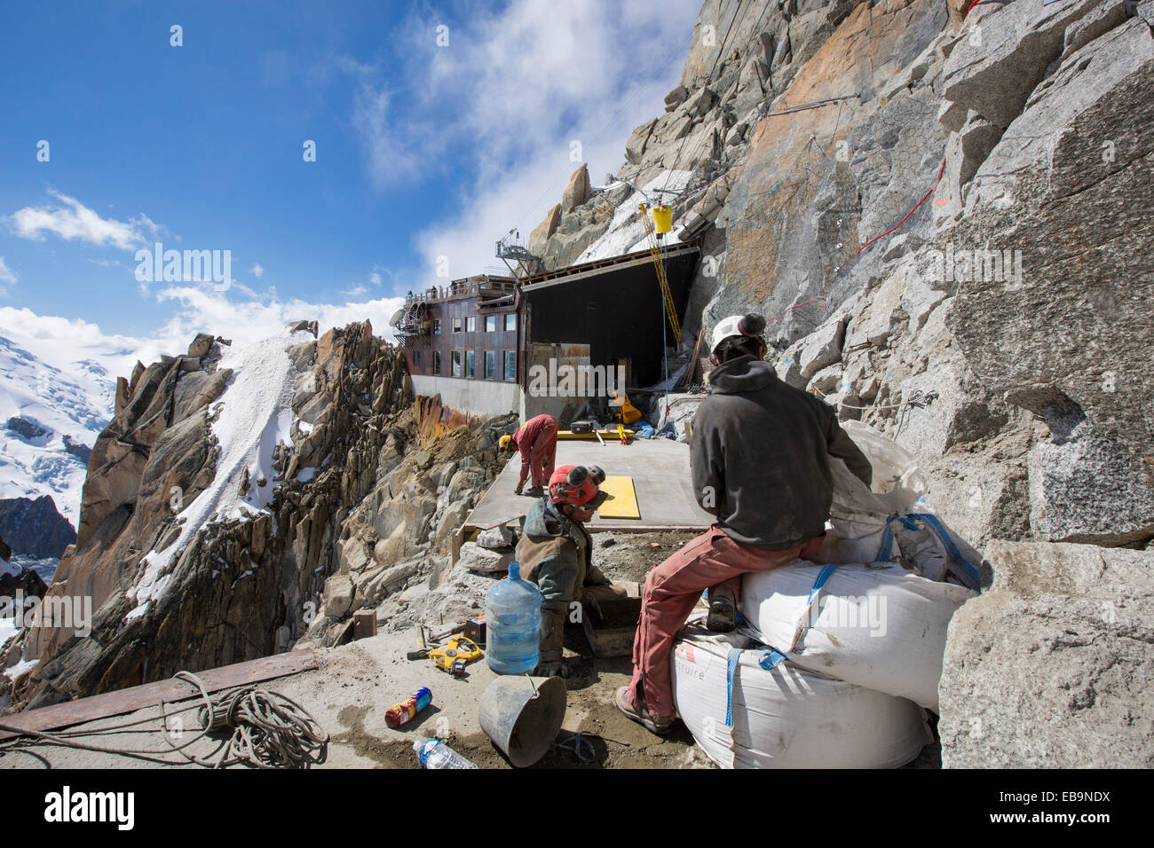 Spezialist für Bauarbeiter einen Erweiterungsbau auf der Aiguille Du Midi über Chamonix, Frankreich. Stockfoto