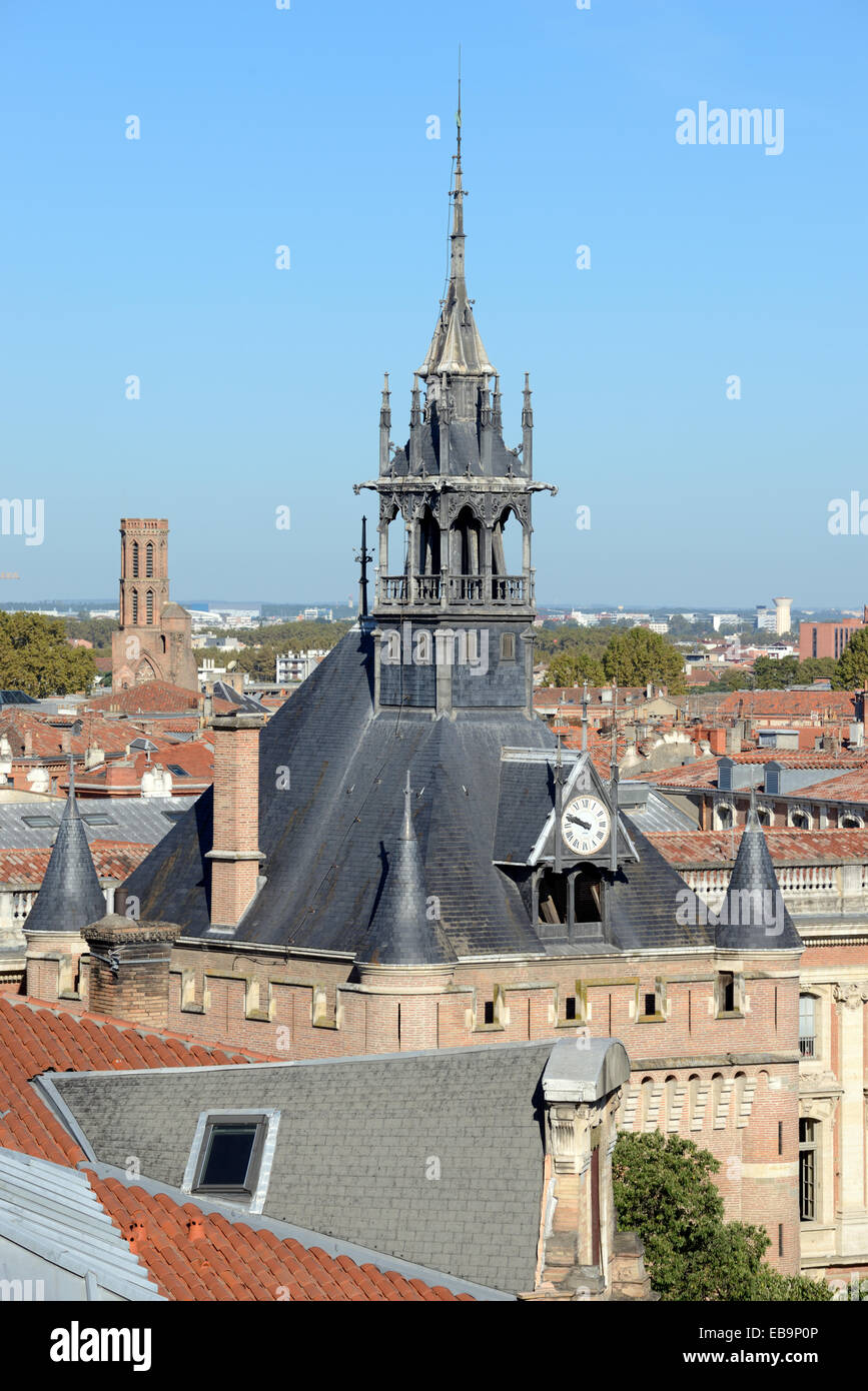 Blick über die Dächer & mittelalterlichen Kerker oder Bergfried auf der Place du Capitole Toulouse Haute-Garonne Frankreich Stockfoto