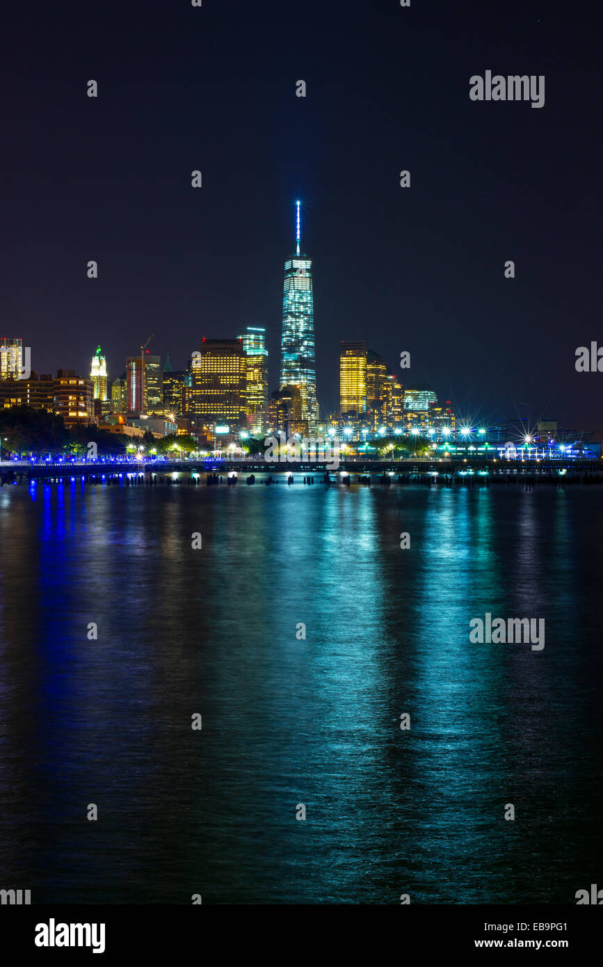 Skyline bei Nacht, in der Innenstadt, Manhattan, New York, Vereinigte Staaten von Amerika Stockfoto