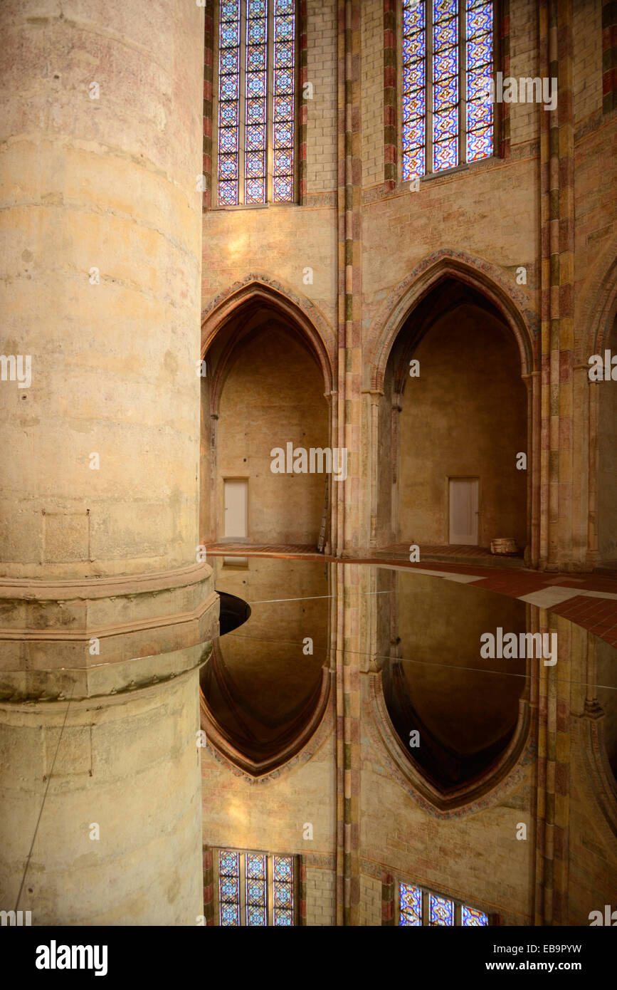 Reflexionen im Inneren der Kirche die Jakobiner (1215) Grabstätte des Thomas von Aquin Toulouse Haute-Garonne Frankreich Stockfoto