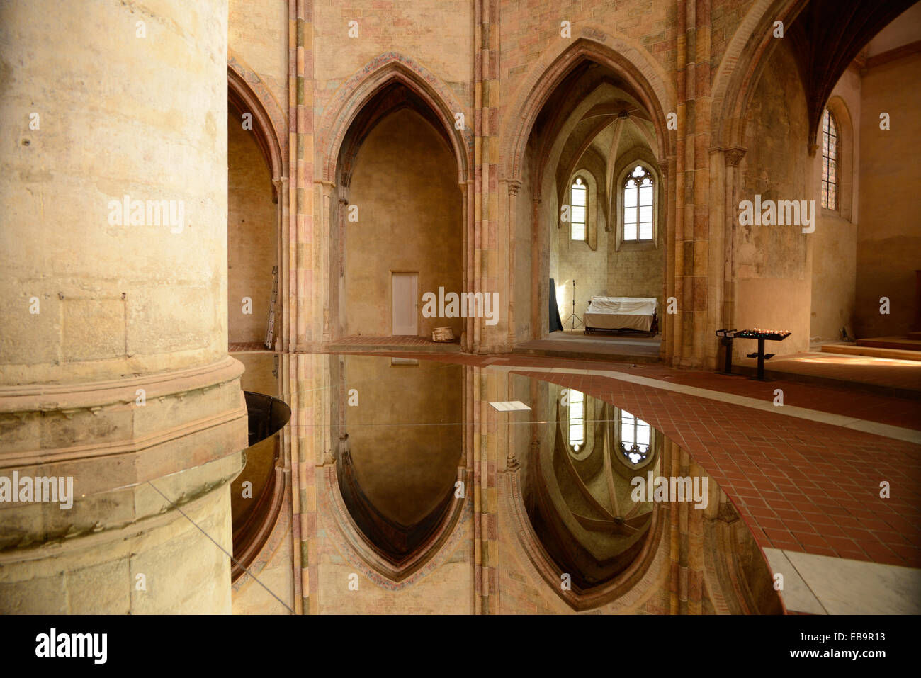 Reflexionen im Inneren der Kirche die Jakobiner (1215) Grabstätte des Thomas von Aquin Toulouse Haute-Garonne Frankreich Stockfoto