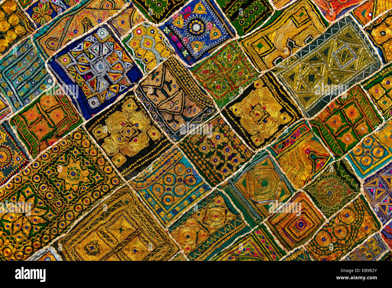 Bunte traditionelle Wandbehang aus Rajasthan, verziert mit kleinen Spiegeln, Rajasthan, Indien Stockfoto