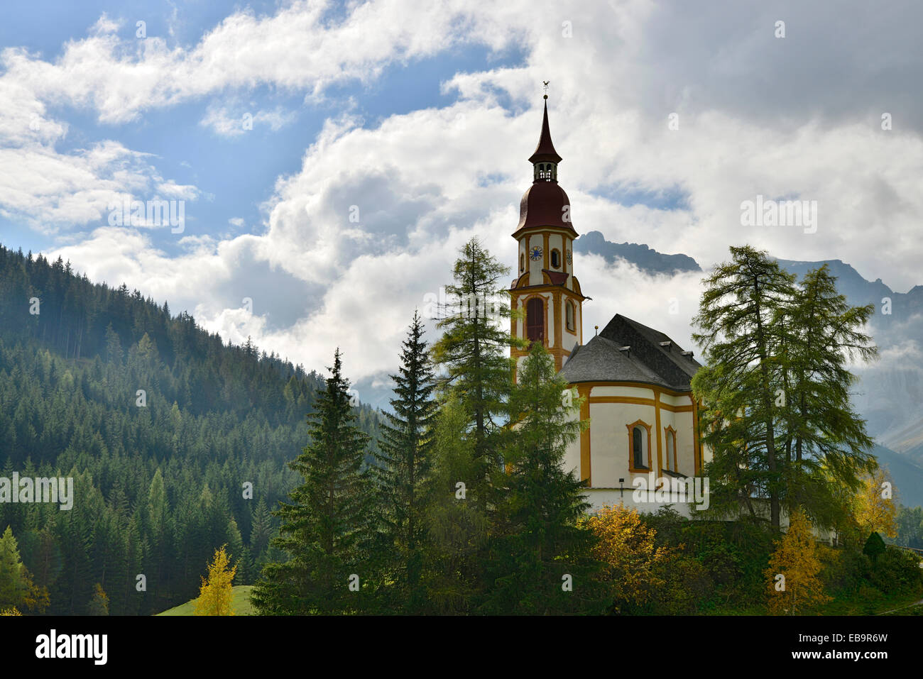 Barocke Pfarrkirche St. Nikolaus, Obernberg am Brenner, Tirol, Österreich Stockfoto