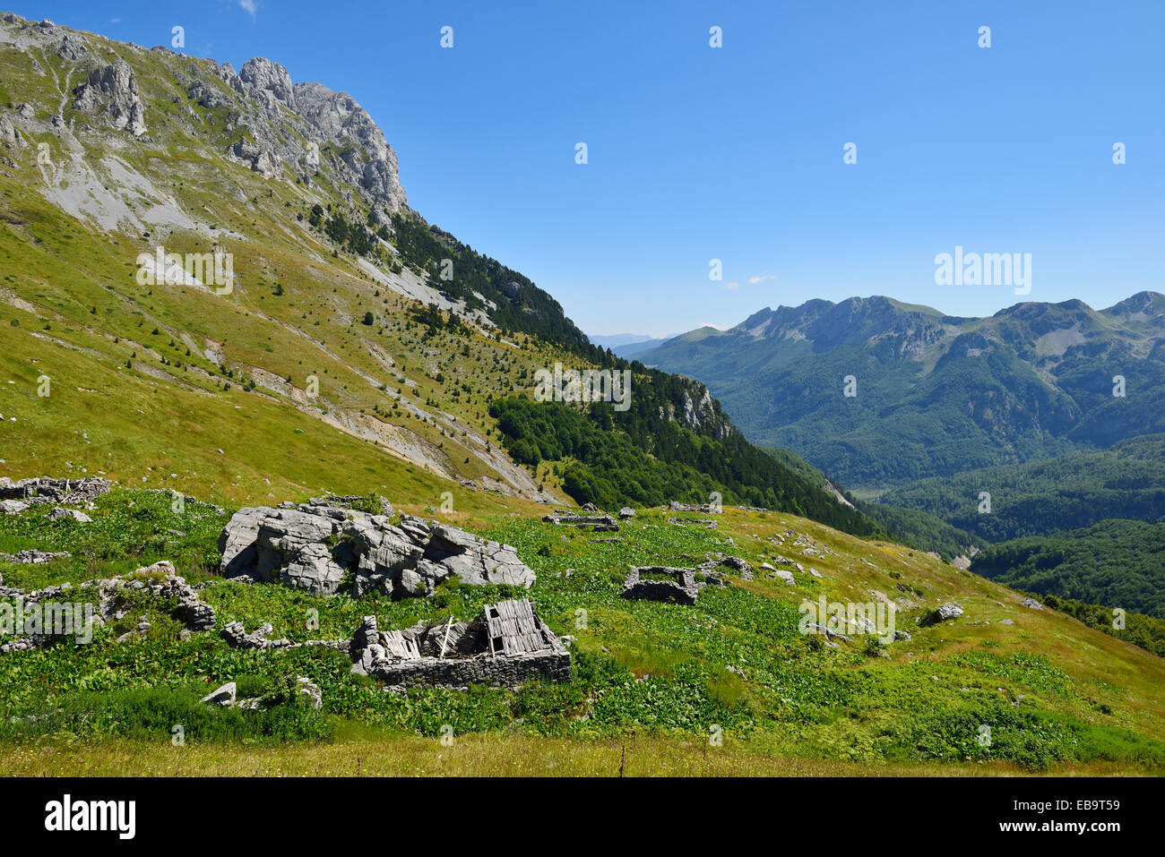 Blick über die Ruinen von Katun Carine in Richtung Albanien, Komovi Gebirge, Crna Gora, Montenegro Stockfoto