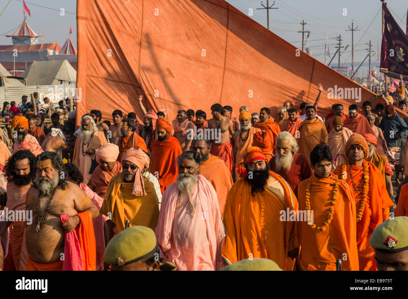 Viele Sadhus, die heiligen Männer, Teilnahme an der Prozession von Shahi Snan, das royal Bath während Kumbha Mela Festival, Allahabad Stockfoto
