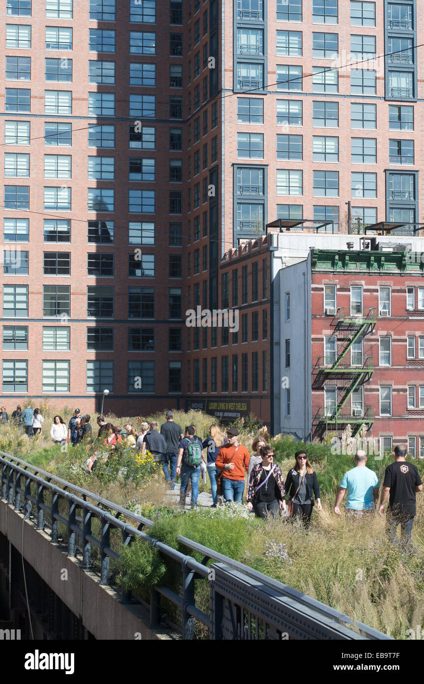 Gruppe von Menschen zu Fuß entlang der Hochspannungsleitung, New York City, USA Stockfoto