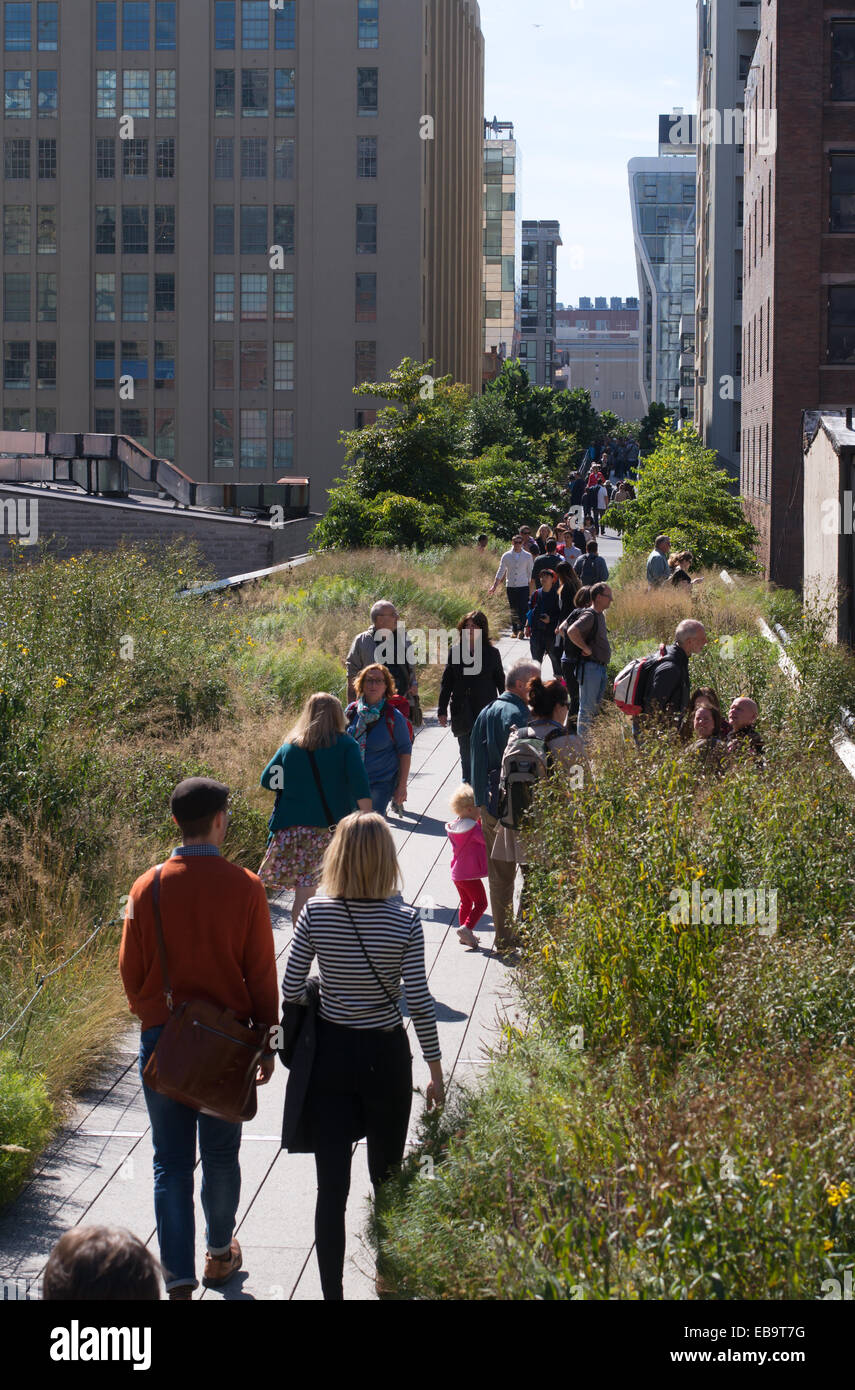 Menschen zu Fuß entlang der Hochspannungsleitung, New York City, USA Stockfoto