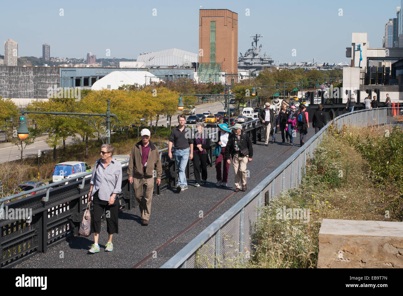 Menschen zu Fuß entlang der Hochspannungsleitung, New York City, USA Stockfoto