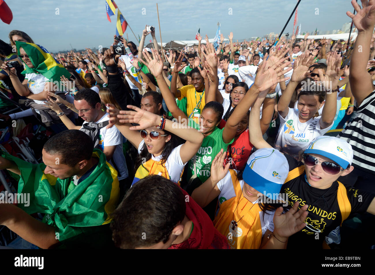 World Youth Day 2013, junge Pilger jubeln für Papst Francis, Copacabana, Rio De Janeiro, Rio de Janeiro, Brasilien Stockfoto