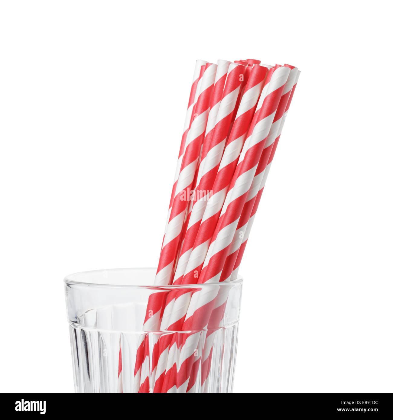 lebendige umweltfreundlich gestreiften Papier Trinkhalme in Glas, isoliert auf weiss Stockfoto