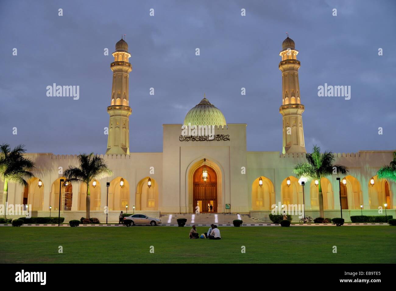 Sultan Qaboos Moschee bei Dämmerung, klassische Medina Architektur, Salalah, Orient, Oman Stockfoto