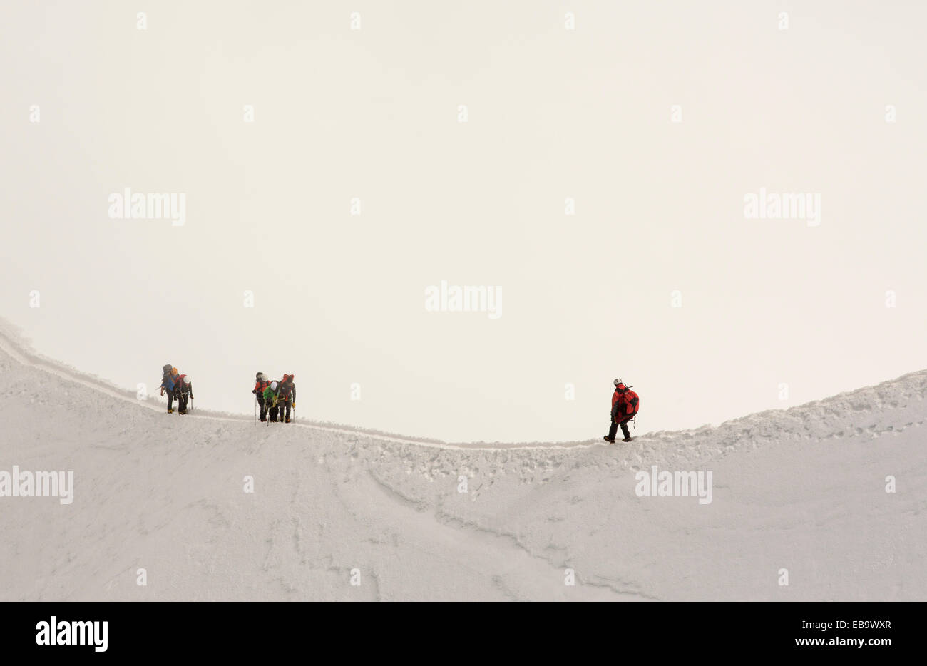 Bergsteiger auf der Arete im Vorfeld aus dem Vallée Blanche auf die Aiguille Du Midi über Chamonix, Frankreich. Stockfoto