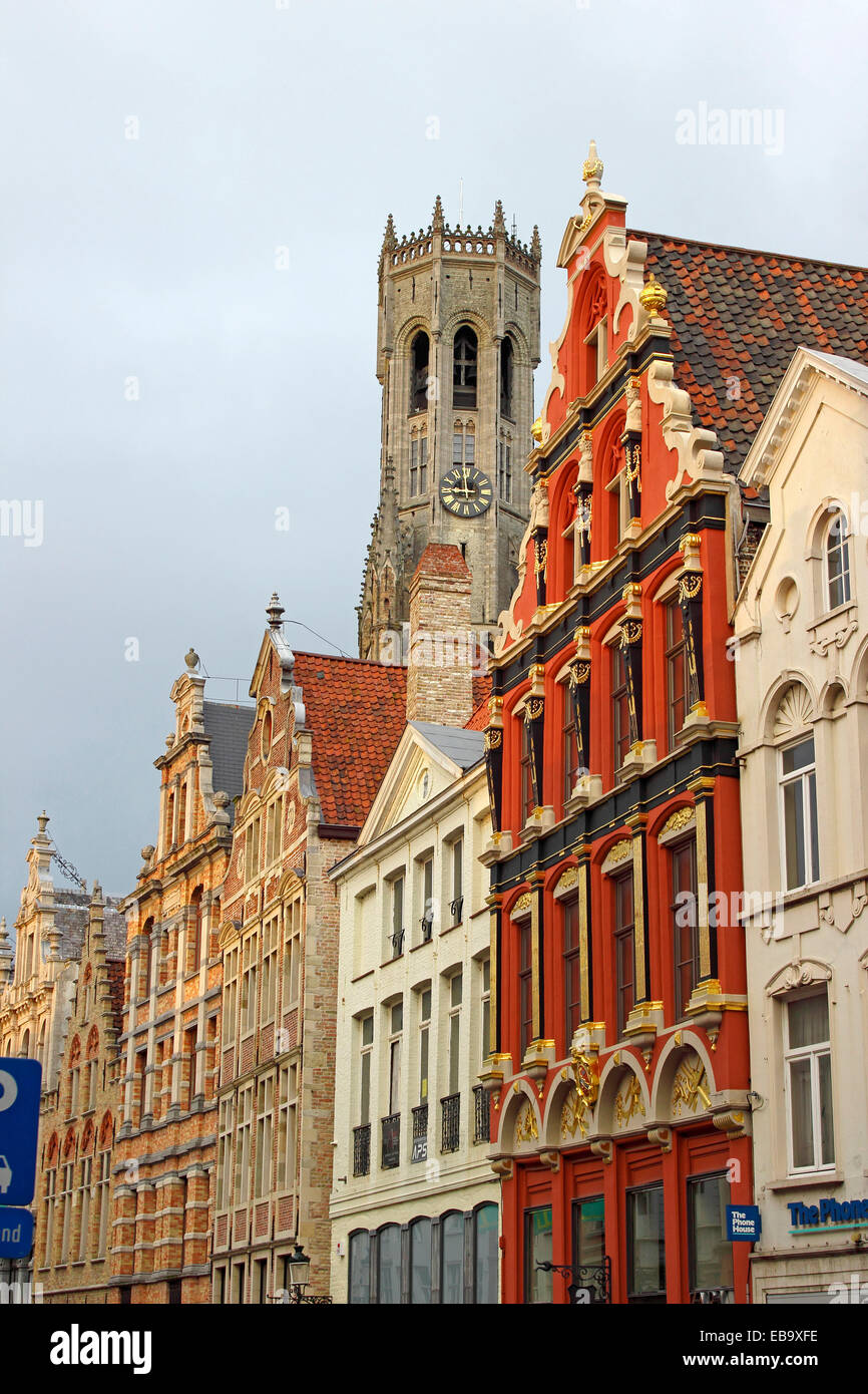 Guild Häuser mit holländischen Giebeln, Glockenturm an der Rückseite, Brügge, West-Flandern, Flandern, Belgien Stockfoto