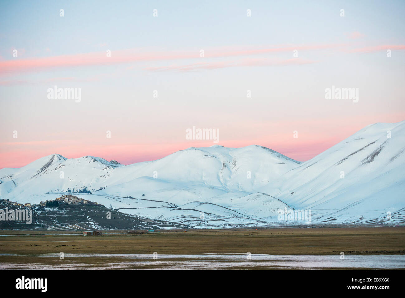 Sonnenuntergang im Winter, Nationalpark Monti Sibillini, Castelluccio di Norcia, Umbrien, Italien Stockfoto