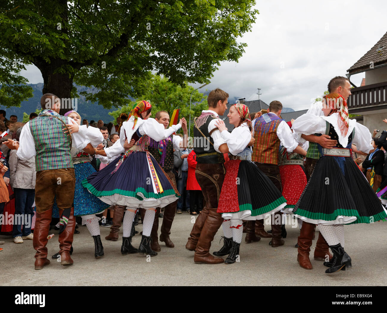 Männer und Frauen in traditionellen Kostümen vom Gailtaler Tal Tanz, Tanz Unter der Linde Tanz, Kufenstechen festival Stockfoto