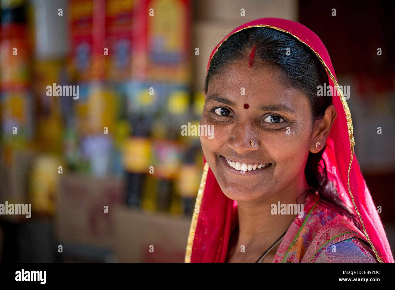 Lächelnden Inderin trägt einen Dupatta Schal mit ein Bindi, Porträt, Jodhpur, Rajasthan, Indien Stockfoto