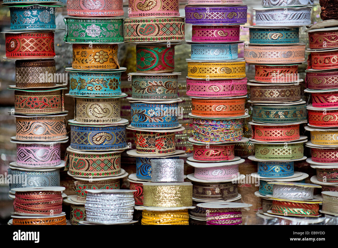 Rollen mit gestickten Geschenk Bänder, Jodhpur, Rajasthan, Indien Stockfoto