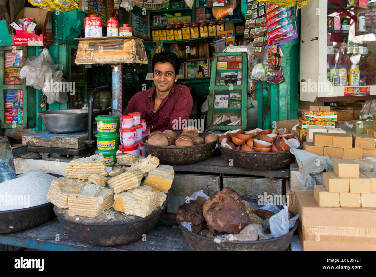 Freundlich aussehende Lebensmittelhändler auf dem Markt, Jodhpur, Rajasthan, Indien Stockfoto