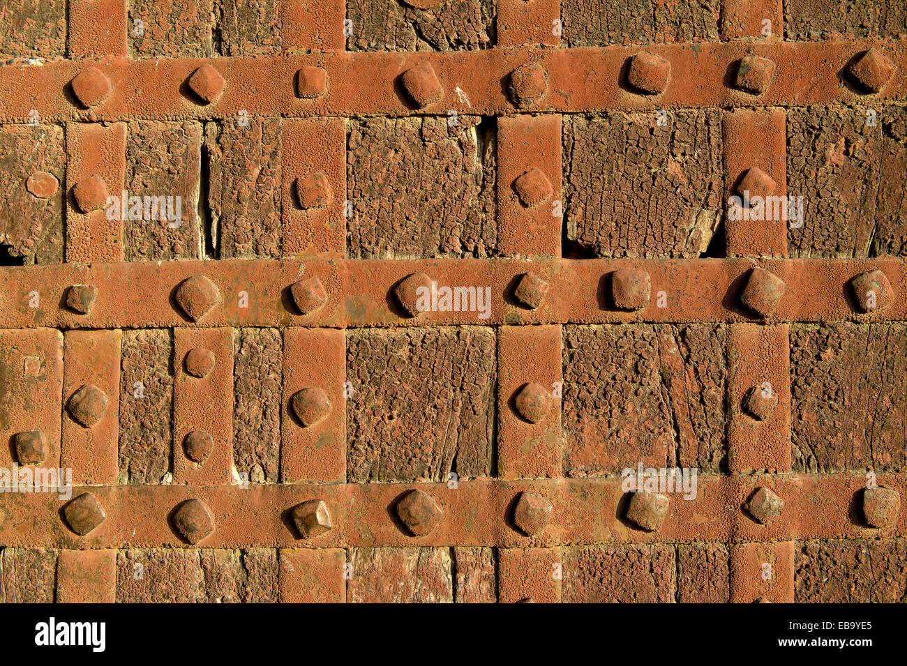 Eisen-Halterungen und handgeschmiedete Nägel auf eine alte Tür, Mehrangarh Fort, Jodhpur, Rajasthan, Indien Stockfoto