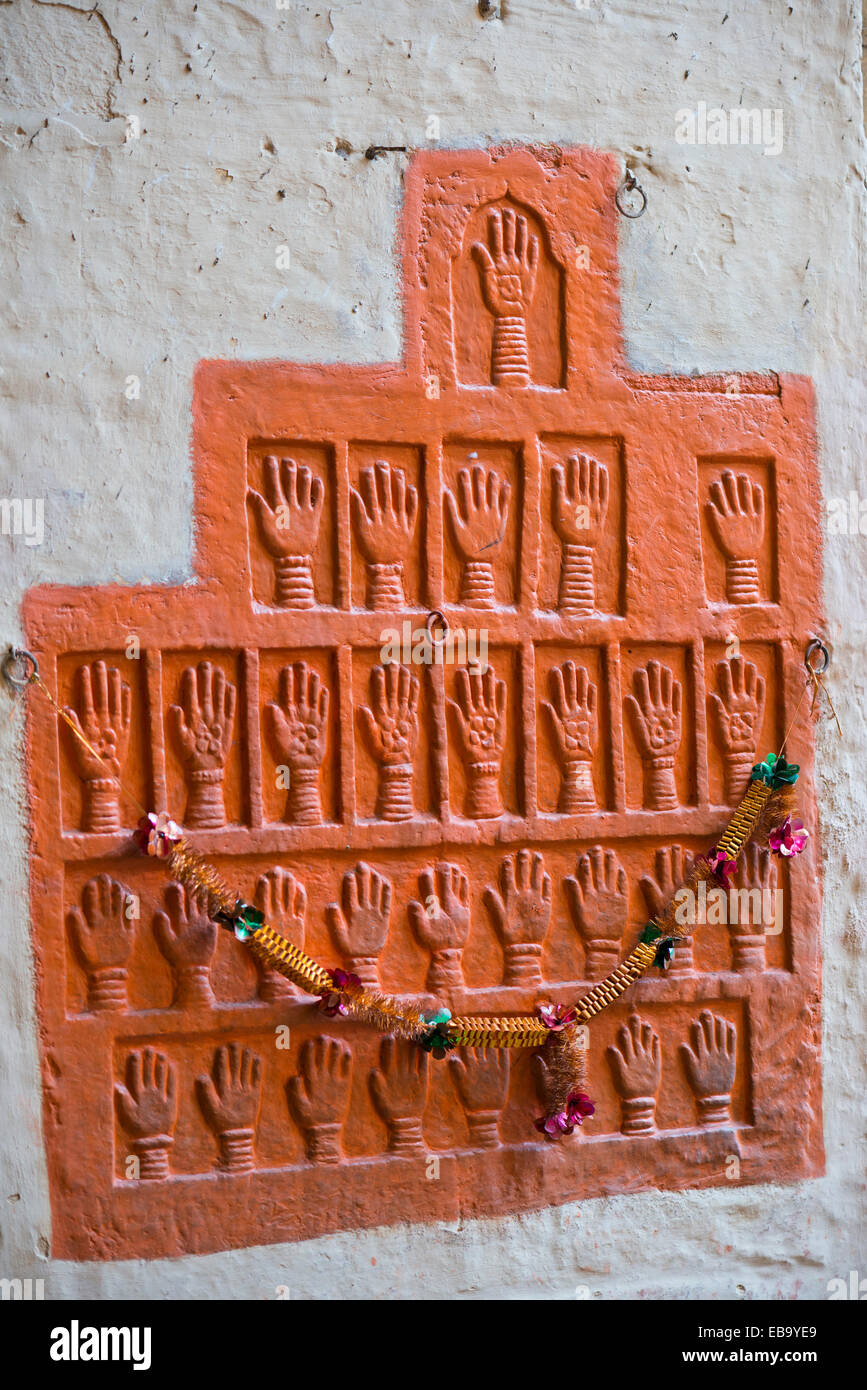 Sati Steinen, Handabdrücke der königliche Witwen von Maharaja Mann Singh, die Selbstverbrennung, Mehrangarh Fort, Jodhpur begangen Stockfoto