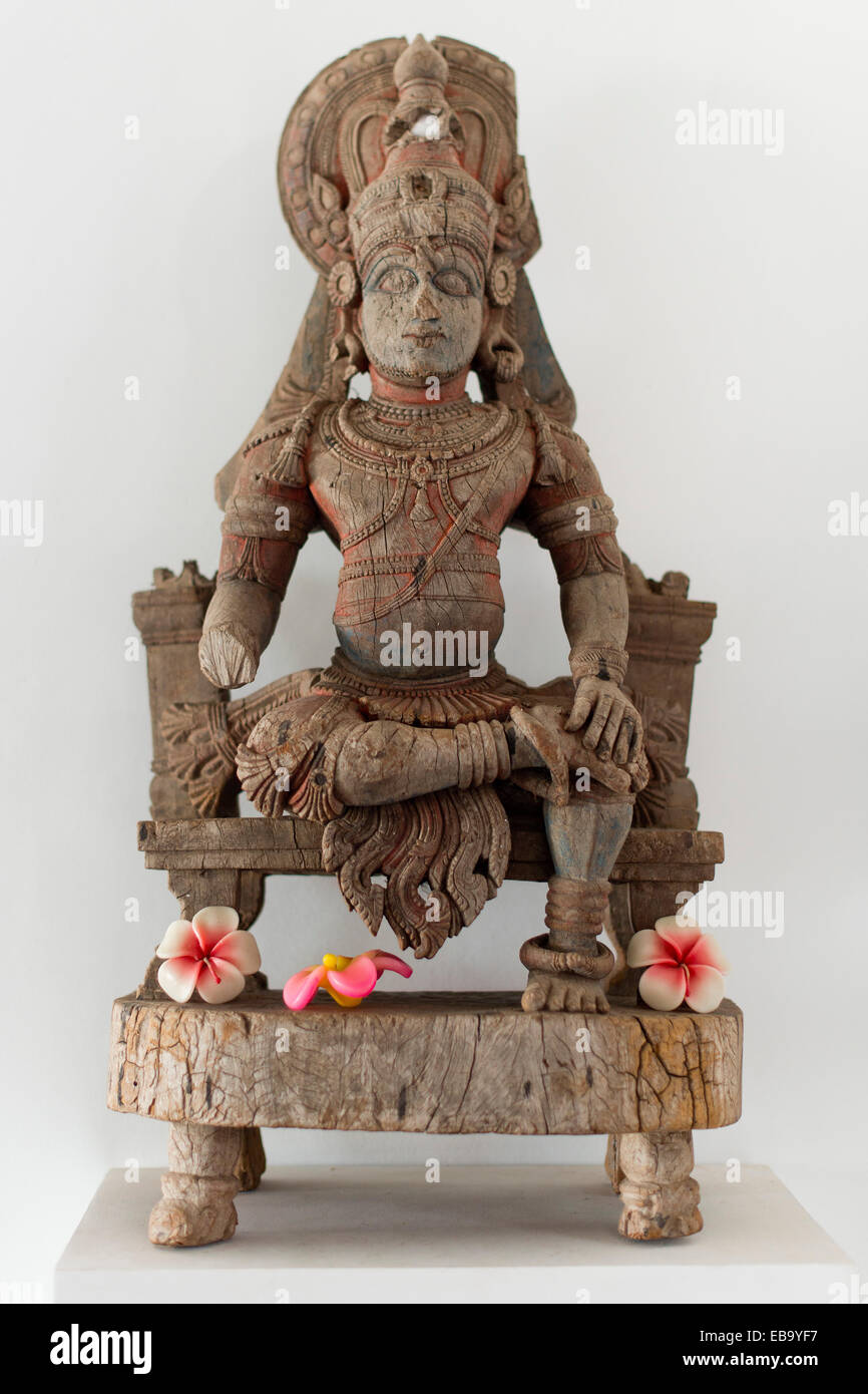 Alte hölzerne Skulptur, Darstellung einer Hindu-Gottheit, Kochi, Kerala, Indien Stockfoto