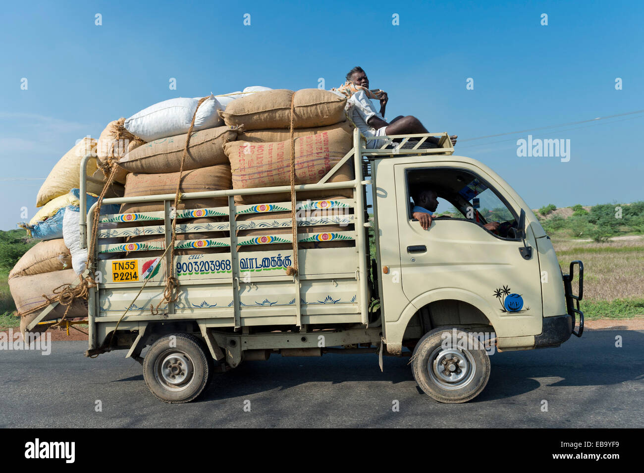 Überladenen van, Madurai, Tamil Nadu, Indien Stockfoto