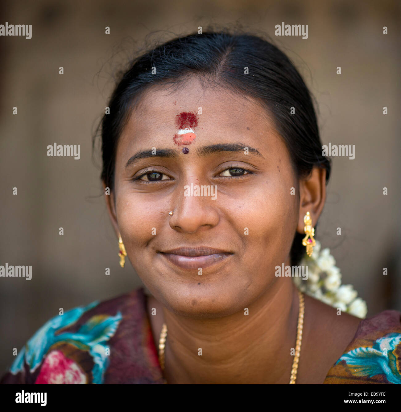 Frau mit Bindi auf ihrer Stirn tragen gold Ohrringe, Porträt, Meenakshi Amman Tempel oder Sri Meenakshi Sundareswarar Tempel Stockfoto
