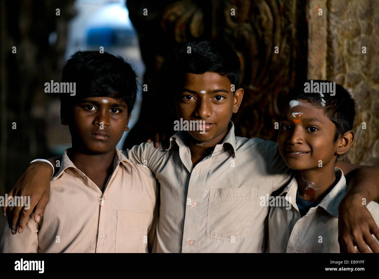 Drei Jungs mit Bindi auf der Stirn in Meenakshi Amman Tempel oder Sri Meenakshi Sundareswarar Tempel, Madurai, Tamil Nadu Stockfoto