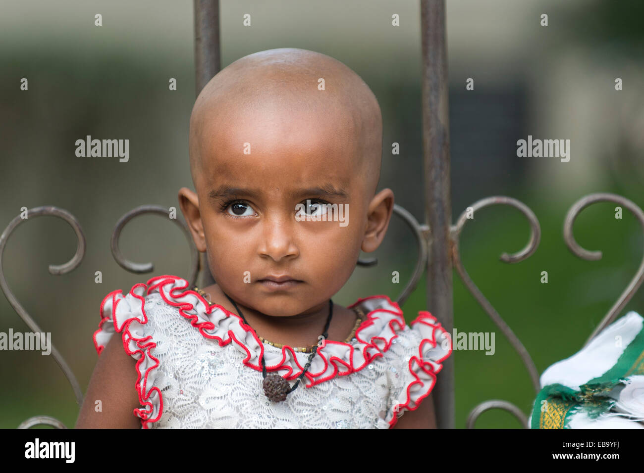 Mädchen mit einem rasierten Kopf nach macht ein Opfer anbietet, Porträt, Meenakshi Amman Tempel oder Sri Meenakshi Sundareswarar Stockfoto