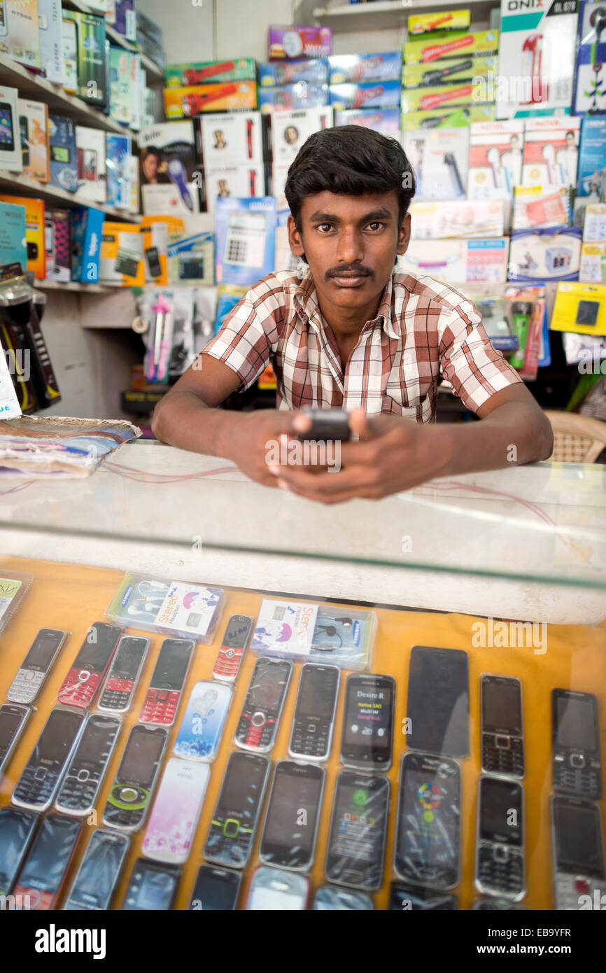 Handy-Verkäufer in seinem Geschäft, Madurai, Tamil Nadu, Indien Stockfoto